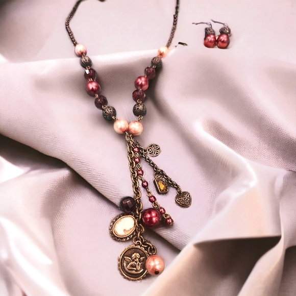 Jewelry - Beautiful vintage-y necklace and earrings set